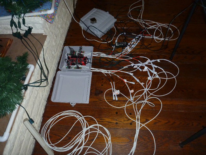 P1000185.JPG - oldgeezer discussing coro - electronics