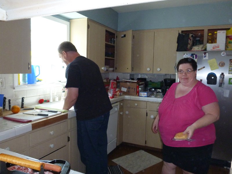P1000190.JPG - Our chef John and sweetie Suzie - our hosts