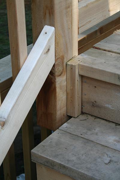 IMG_1723.JPG - 4 x 4 post connecting handrail attached to 2 x 2